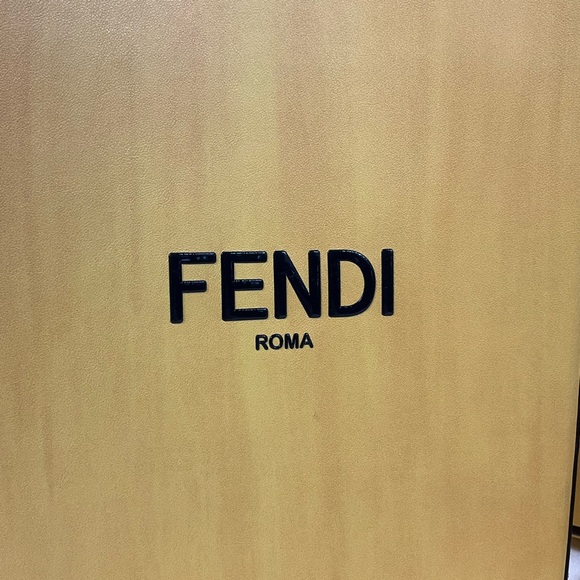 Fendi Medium Shopping Bag - Picture 4 of 16